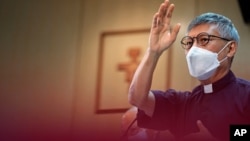 2021年5月18日周守仁在香港举行的新闻发布会后祈祷。