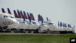 停泊在堪萨斯国际机场的达美航空公司的飞机。（2020年4月1日）