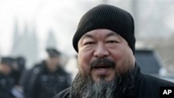 美联社资料照片：艺术家艾未未2010年11月17日来到文峪河法庭支持资深艺人吴玉仁