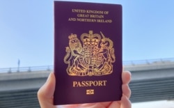 香港市民唐小姐手持BNO護照。(美國之音 湯惠芸拍攝)