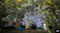 Sejumlah siswa menghadiri kegiatan belajar di ruang terbuka di sebuah sekolah dasar di Kabul, Afghanistan, pada 7 Oktober 2020. (Foto: AP/Mariam Zuhaib)