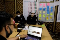 Para pekerja di kantor peternakan Mahir Farm menjelang Idul Adha di tengah pandemi virus corona (Covid-19), di Bogor, Jawa Barat, 28 Juli 2020. (Foto: Reuters)