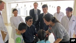 5月1号，陈光诚和家人在北京一家医院团聚，骆家辉大使也在场。