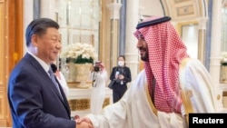 Putra Mahkota Arab Saudi Pangeran Mohammed bin Salman berjabat tangan dengan Presiden China Xi Jinping dalam Konferensi Arab-China di Riyadh, Arab Saudi, pada 9 Desember 2022. (Foto: Saudi Press Agency/Handout via Reuters)
