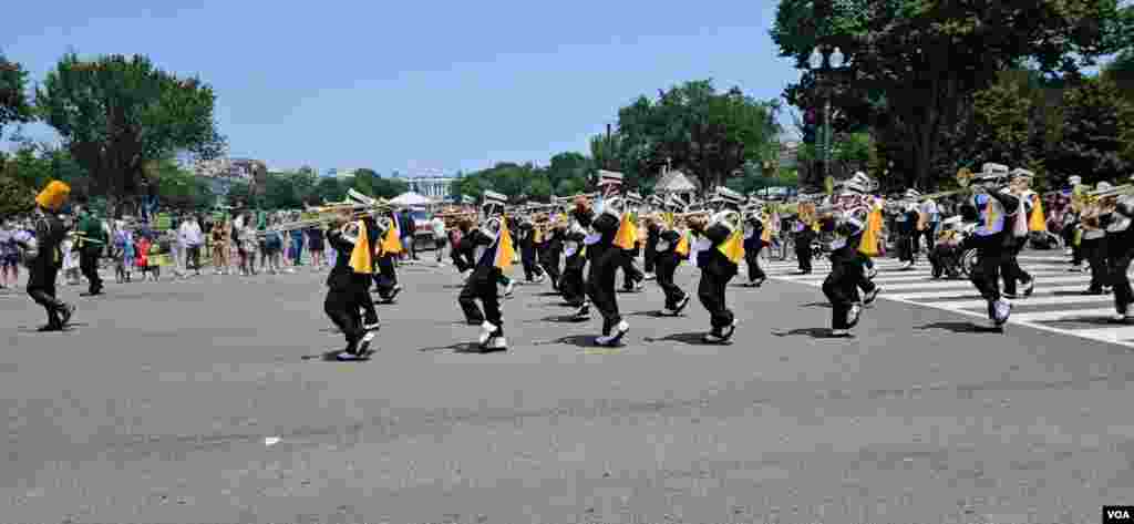 华盛顿独立日庆祝游行街头即景。(2025年7月4日)