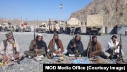 Anggota ISIS yang menyerahkan diri di Nangarhar. (Foto: dok). Presiden Jokowi tidak setuju 600 WNI eks ISIS kembali ke Indonesia.