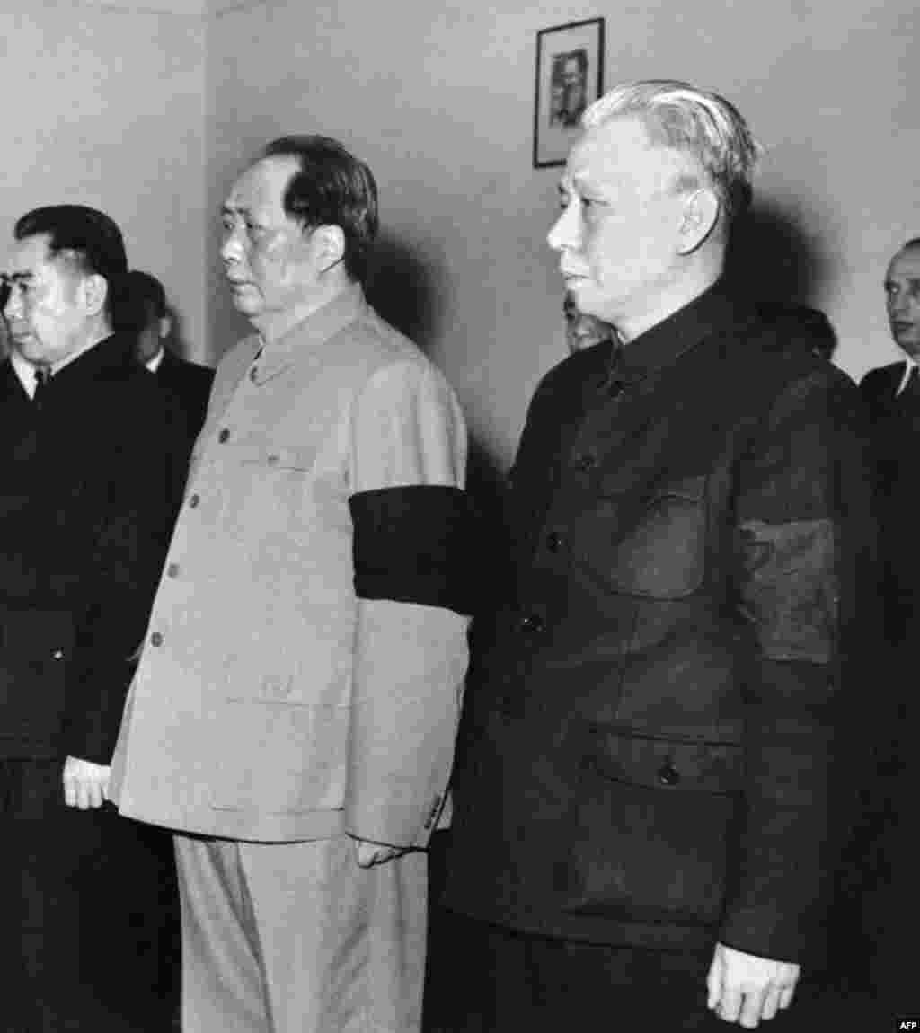 1959年4月(左起)中国总理周恩来,国家主席毛泽东(1893-1976),刘少奇(1898-1969) 在北京参加一场仪式。 刘少奇后来接任毛泽东担任中国国家主席。在1966年开始的文革期间,毛泽东把刘少奇作为他的主要打击目标。刘少奇先后在北京和开封被关押,因病去世。