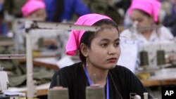 រូបឯកសារ៖ កម្មកររោងចក្រ​កម្ពុជា​ម្នាក់​កំពុង​ដេរសម្លៀកបំពាក់​ក្នុង​រោងចក្រ​មួយ ក្នុង​តំបន់​សេដ្ឋកិច្ច​ពិសេស​ នៅ​ជាយ​រាជធានី​ភ្នំពេញ កាល​ពី​ថ្ងៃ​ពុធ​ ទី​២៣ ខែសីហា ឆ្នាំ​២០១៧។ (AP Photo/Heng Sinith) 