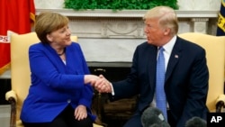 Presiden Amerika Serikat Donald Trump bersama Kanselir Jerman, Angela Merkel di Gedung Putih, Washington, D.C., 27 April 2018. 
