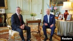 Novi britanski premijer Kir Starmer sa britanskim kraljem Čarlsom trećim Yui (Foto: Mok/POOL via REUTERS)