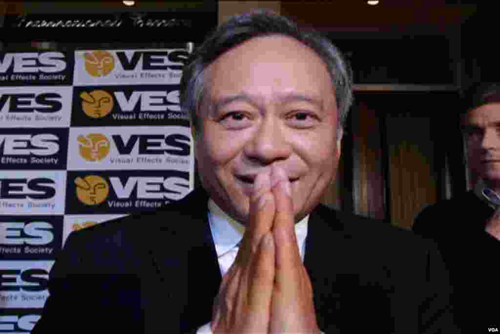 导演李安向美国之音观众拜年(美国之音国符摄影)