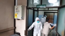 Simulasi penanganan pasien terjangkit virus Corona n-CoV 2019 di RS Dr. Moewardi Solo, Jumat, 31 Januari 2020. (Foto: VOA/Yudha)