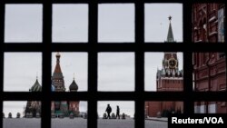 疫情下的莫斯科戴着口罩的警察在空旷的莫斯科红场上巡逻。（2020年3月30日）