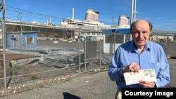 Vukan Vučić pred usidrenim brodom "SS United States" sa pismima koja je slao suprugi Radi (Foto: Vukan Vučić)