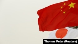 (资料照）中日两国国旗。