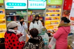 武汉市民在一家药店购物。(2020年1月22日)