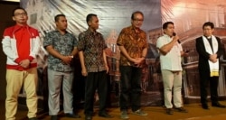 Perwakilan umat lintas agama memberikan sambutan dan ucapan selamat Natal pada perayaan Natal di GKI Darmo Satelit, Surabaya (Foto: VOA/ Petrus Riski).