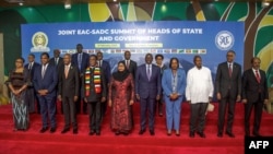 Les chefs d'État de la Communauté de développement de l'Afrique australe (SADC) et de la Communauté de l'Afrique de l'Est (EAC) participent au sommet régional extraordinaire conjoint à Dar es Salaam, le 8 février 2025. 