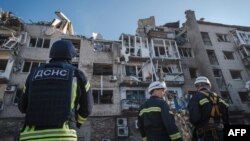 Pripadnici ukrajinskih hitnih službi u Pokrovsku, u Donjecku (Foto: Handout / AFP)