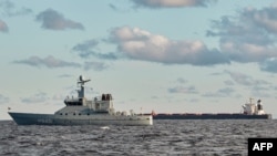 在卡特加海峡，一艘丹麦海军巡逻艇监视附近的中国散货船“伊鹏3号”.（2024年11月20日）