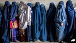 Sejumlah perempuan di Kabul, Afghanistan, 23 Mei 2023. PBB meloloskan resolusi yang akan menunjuk utusan khusus untuk Afghanistan, Jumat, 29 Desember 2023. (Foto: Ebrahim Noroozi/AP Photo)