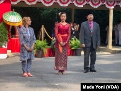 Peraih Penghargaan Ambassador's Excellence Award in Art and Culture, dari kiri: Clare S Wolfowitz, Nyoman Suadin (diwakili), Muryanto (Foto: VOA/Made Yoni).