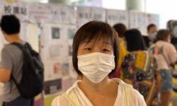 负责民主派初选美孚投票站的公民党深水埗区议员伍月兰表示，市民投票表达不想香港下一代的生活方式变成中国大陆一样。 （摄影：美国之音汤惠芸）