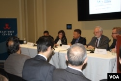 សមាជិក​សភា​ និង​អ្នក​ជំនាញ​អាមេរិក​ ចូលរួម​ក្នុង​កិច្ច​ពិភាក្សា​គ្នា​អំពី​តំបន់​អាស៊ីអាគ្នេយ៍​ និង​អាមេរិក​ នៅ​ក្នុង​អាគារ​វិមាន​សភា Rayburn House Office Building ​នៅ​ថ្ងៃ​ទី​៨ ខែ​វិច្ឆិកា ឆ្នាំ​២០១៧។ (សាយ មុន្នី/ VOA)