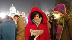 Protest "Za čist vazduh" ispred zdanja Skupštine grada Beograda i protesna šetnja do Vlade Srbije održani su u petak uveče u organizaciji Inicijative "Ne davimo Beograd" i Građanskog fronta. (Foto: Veljko Popović, VoA)