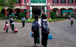 Anak-anak sekolah di Myanmar, Jumat, Juni. 1, 2012. (Foto: AP/Khin Maung Win)