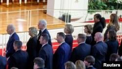 Američki predsednik Džo Bajden, bivši predsednik Bil Klinton, bivše prve dame Mišel Obama, Melanija Tramp, Lora Buš i Hilari Klinton prisustvuju komemoraciji bivše prve dame Rozalin Karter u Atlanti 28. novembra 2023. (Foto: Rojters/Evelyn Hockstein)