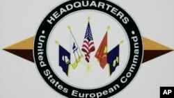 ARHIVA - Logo štava američke evropske komande u Štutgartu (Foto: AP Photo/Thomas Kienzle)