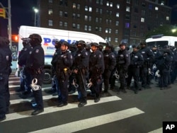 Pripadnici njujorške policije ispred glavnog ulaza u Univerzitet Kolumbija, 26. aprila 2024.