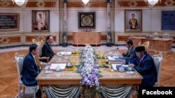 မြန်မာ့အရေးဆွေးနွေးဖို့ မလေးရှားဝန်ကြီးချုပ် အန္နဝါအီဘရာဟင်(ဝဲ-ဒု) အကြံပေးခန့်ထားတဲ့ ထိုင်းဝန်ကြီးချုပ်ဟောင်း သက်ဆင် (ဝဲ-ရှေ့) နဲ့အတူ ဘရူနိုင်းနိုင်ငံကိုသွားပြီး ဘူရူနိုင်းစော်ဘွား Hassanal Bolkiah နဲ့ တွေ့ဆုံဆွေးနွေးစဥ်။ (ဓာတ်ပုံ-Anwar Ibrahim fb/ဖေဖေါ်ဝါရီ ၂၀၊ ၂၀၂၅)