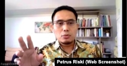 Direktur Eksekutif CORE Indonesia, Mohammad Faisal dalam sebuah webinar. (Foto: screenshoot/Petrus Riski-VOA)