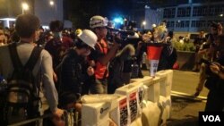 数千香港市民上街集会与警方对峙