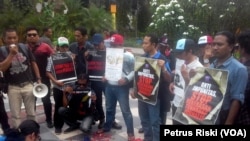 Aksi puluhan jurnalis di Surabaya mengecam aksi kekerasan oknum anggota TNI di Madiun, terhadap seorang jurnalis televisi di Madiun pada tahun 2016. (Foto:VOA/Petrus Riski).
