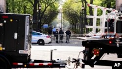 Policajci stoje ispred kapije Kolumbija univerziteta u Njujorku (Foto: AP/Julia Nikhinson)