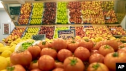 ARHIVA - Prodavnica u Atini, u Grčkoj (Foto: AP/Petros Giannakouris)