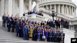 Novoizabrani članovi Kongresa poziraju za zajedničku fotografiju, na Istočnoj strani Kapitola, u Vašingtonu, 15. novembra 2022.