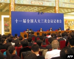 温家宝在人大会议结束时举行中外记者会