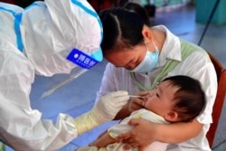 中国福建省莆田仙游县的一名幼儿接受新冠核酸检测。（2021年9月13日）