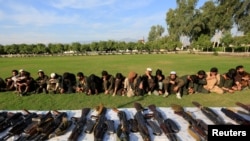 Sejumlah militan ISIS yang menyerahkan diri kepada pemerintah Afghanistan ditampilkan ke media di Jalalabad, Provinsi Nangarhar, Afghanistan, 17 November 2019. (Foto: Parwiz/Reuters)