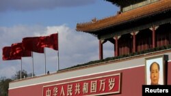 天安门广场的毛泽东像(资料照片)