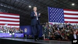 川普总统星期六在密西根州的一场集会上 （2018年4月28日）