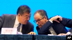 资料照：中国国家卫健委专家组组长梁万年和世卫组织丹麦籍食品科学家、新冠病毒武汉溯源专家组组长彼得·本·恩巴雷克(Peter Ben Embarek)在武汉举行记者会。（路透社2021年2月9日）