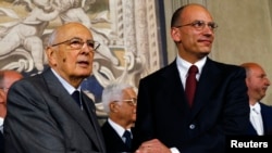 Perdana Menteri Italia yang baru dilantik Enrico Letta (kanan) bersama Presiden Giorgio Napolitano di Istana Quirinale di Roma, Sabtu (27/4). (Reuters/Alessandro Bianchi)