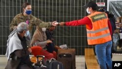 ARHIVA - Avganistanske izgbeglice u hangaru vojne baze Ramštajn u Nemačkoj 8. septembra 2021. 