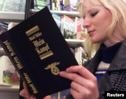 一位捷克青年在书店阅读希特勒的《我的奋斗》