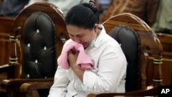 Terpidana penodaan agama, Meliana (44 tahun), perempuan keturunan Tionghoa yang beragama Budha, menangis saat menerima vonis hukuman penjara 18 bulan di pengadilan negeri Medan (21/8).